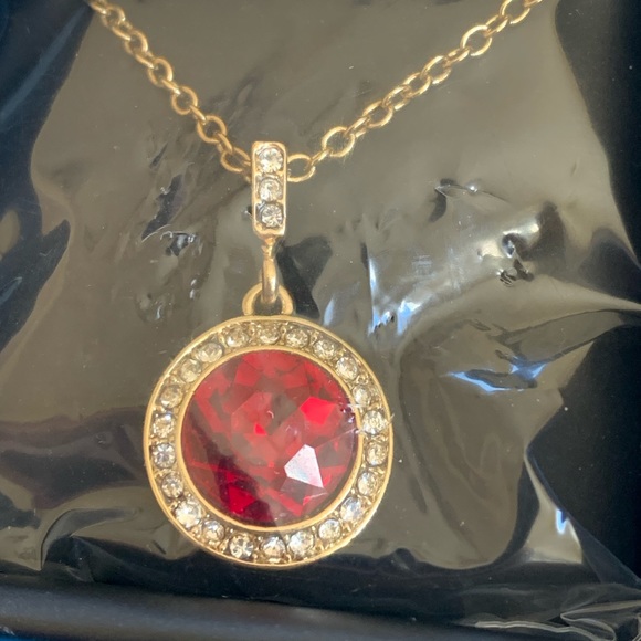 Avon Round Red Necklace New In Box Gold Tone Red Gem Clear Rhinestone Accent - Picture 4 of 6